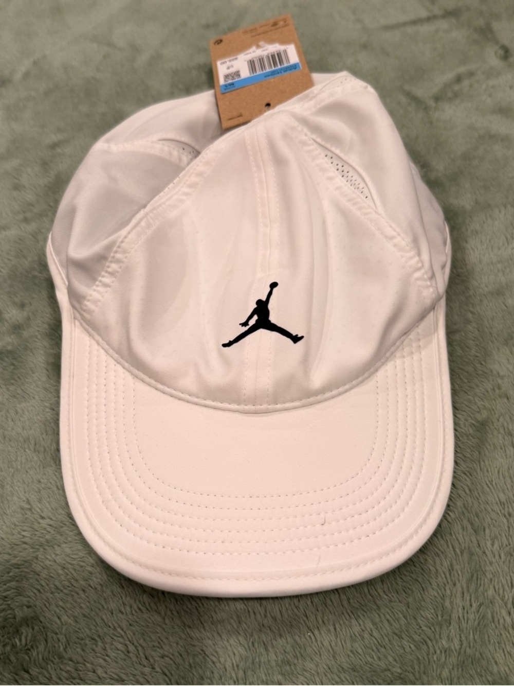 Jordan White M/L jump man hat